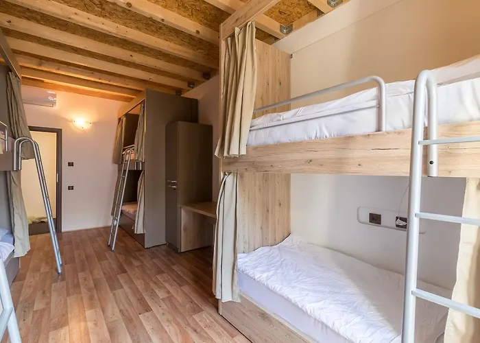 Antique אכסניה פולה